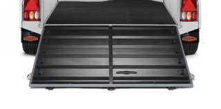 Gummi auf Beladeklappe mit integrierten Trittleisten und Seitenstopp für die Böckmann Pferdeanhänger.