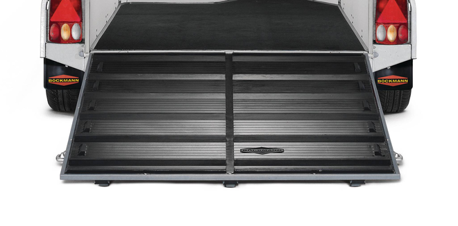 Gummi auf Beladeklappe mit integrierten Trittleisten und Seitenstopp für die Böckmann Pferdeanhänger.