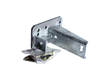 Die Halterung für das Stützrad wird mittig hinter der Auflaufeinrichtung (AL-KO) beim Böckmann Anhänger verbaut.