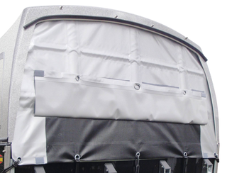 Planenlift mit integriertem Netz für die Böckmann Pferdeanhänger.