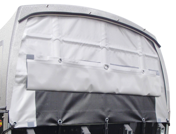 Planenlift mit integriertem Netz für die Böckmann Pferdeanhänger.