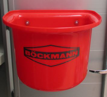 Böckmann Futtertrog für Pferdeanhänger – Fütterung während des Transports leicht gemacht.