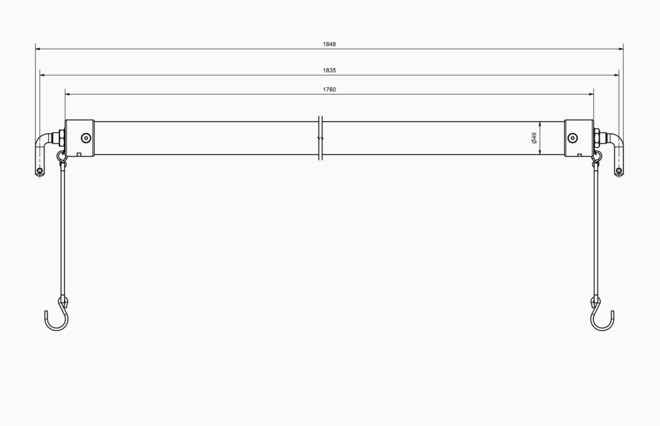Die Boxenstange wird vorne und hinten im Pferdeanhänger angebracht. Sie gibt den Pferden eine klare Abgrenzung nach vorne und hinten, sodass die Tiere während der Fahrt sicher stehen und nicht zu weit vor- oder zurückweichen können.