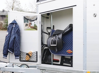 Sattelkammer mit ausziehbarem Sattelhalter und Netz/Spiegel für die Böckmann Pferdeanhänger.