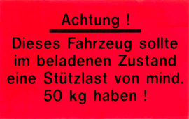 Aufkleber von Böckmann: Dieses Fahrzeug sollte im beladenen Zustand eine Stützlast von min. 50 kg haben.