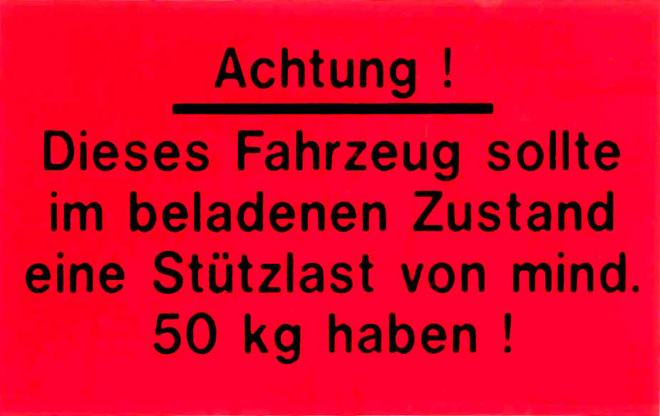 Aufkleber von Böckmann: Dieses Fahrzeug sollte im beladenen Zustand eine Stützlast von min. 50 kg haben.