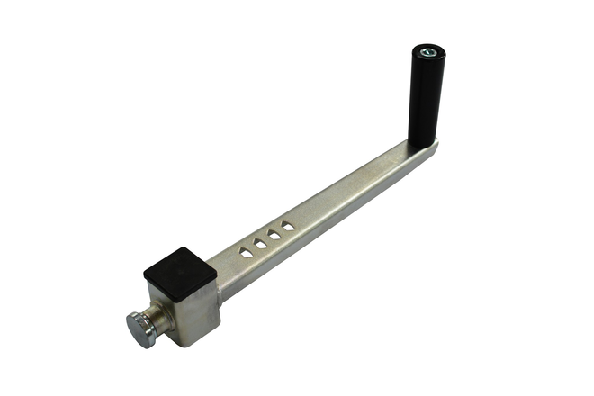 Die Handkurbel bewegt die Seiltrommel der Winde, wickelt das Seil auf oder ab und erleichtert das Heben und Ziehen am Böckmann Anhänger.