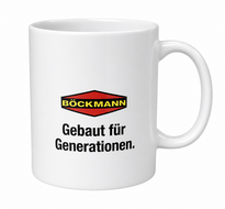 Porzellan Tasse in weiß mit Henkel und Böckmann Raute und zum Jubiläum mit Jubiläums Logo in schwarz.