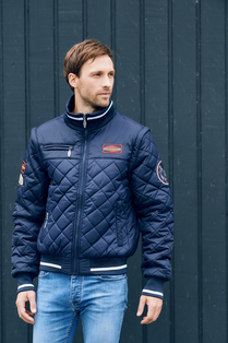 Mann trägt Herren Blouson in blau mit abnehmbaren Ärmeln aus der Böckmann Kollektion.