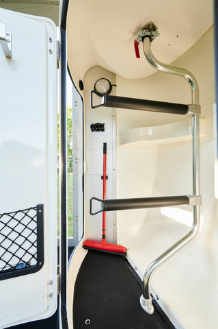 2 Sattelhalter drehbar und ausziehbar für die Böckmann Pferdeanhänger.