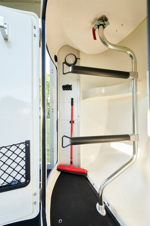 2 Sattelhalter drehbar und ausziehbar für die Böckmann Pferdeanhänger.