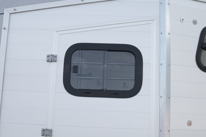 Schiebefenster mit Gitter in der Türschräge links für die Böckmann Pferdeanhänger.