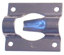 Halter für Drahtbügel fixiert offene Tür am Böckmann Kofferanhänger und ermöglicht einfaches Be- und Entladen.