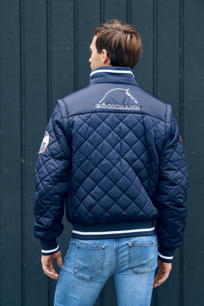 Mann trägt in Rückenansicht Böckmann Herren Blouson in blau mit abnehmbaren Ärmeln, auch als Weste tragbar.