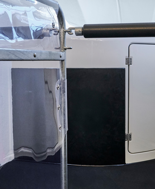 Gummi-Trittschutz an der Sattelkammer für die Böckmann Pferdeanhänger.