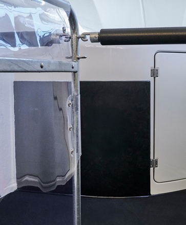 Gummi-Trittschutz an der Sattelkammer für die Böckmann Pferdeanhänger.