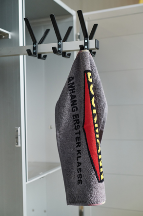 Böckmann Gästehandtuch in grau hängend an Garderobenleiste.