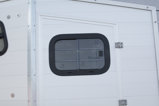 Schiebefenster mit Gitter in der Türschräge rechts für die Böckmann Pferdeanhänger.