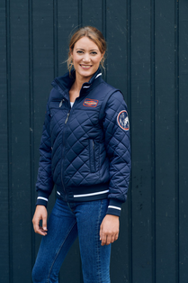 Frau trägt Böckmann Damen Blouson in blau mit abnehmbaren Ärmeln, somit auch als Westenvariante tragbar.