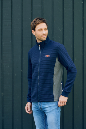 Mann trägt blaue Sweatjacke mit kleinem Logo auf der linken Brust aus der Böckmann Kollektion.