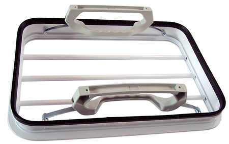 Fenster für Böckmann Pferdeanhänger – rechts oder links montierbar, mit Federgriffen für Lüftung und hellen Innenraum.