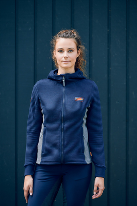 Frau trägt eine blaue Sweatjacke in blau für Damen aus der Böckmann Kollektion.