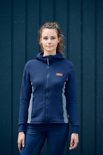 Frau trägt eine blaue Sweatjacke in blau für Damen aus der Böckmann Kollektion.