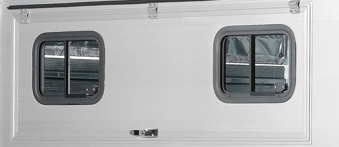 2 kleine Schiebefenster rechts
Zubehör Pferdeanhänger.