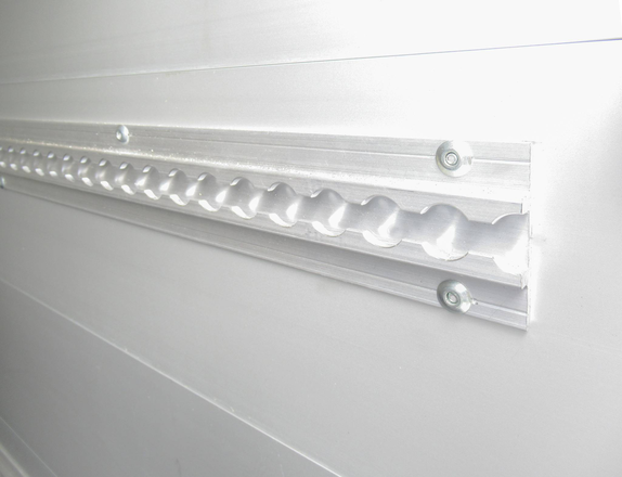 Airlinerschiene zum kleben für eine zuverlässige Ladungssicherung.