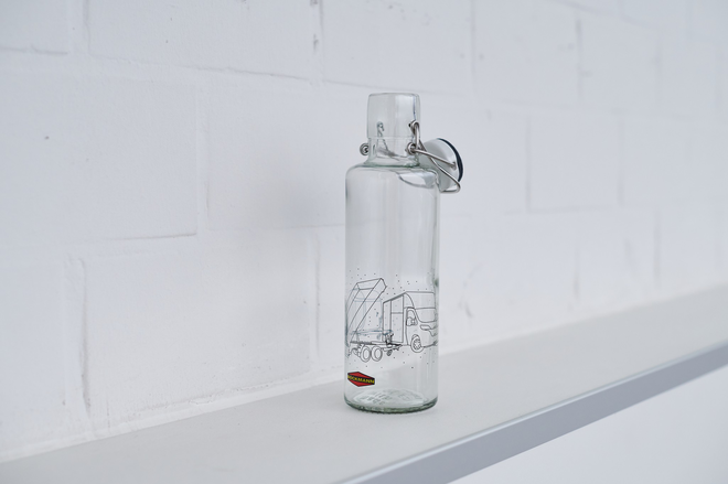 Glasflasche mit Böckmann Logo und Anhänger
Böckmann Kollektionsartikel Shop