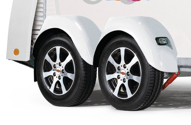 Böckmann Aluminium Felgen Hyper Black Painted – hochwertige Alufelgen als Zubehör für Böckmann Pferdeanhänger, robust und stylisch.