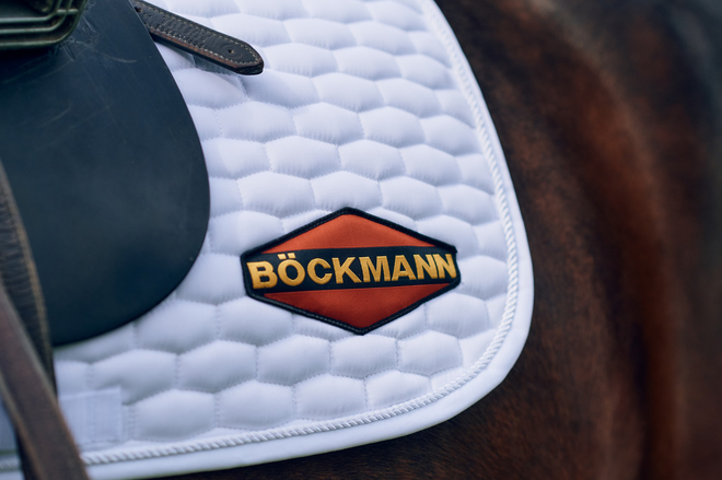 Böckmann Dressurschabracke in weiß. In blau auch erhältlich.