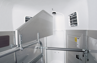 Kopftrennwand Alu auf PVC-Trennwand für die Böckmann Pferdeanhänger.