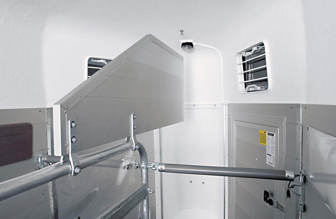 Kopftrennwand Alu auf PVC-Trennwand für die Böckmann Pferdeanhänger.