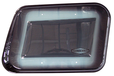 Hochwertige Fensterscheibe für Böckmann Pferdeanhänger – sorgt für Luftzirkulation und Komfort während des Pferdetransports.