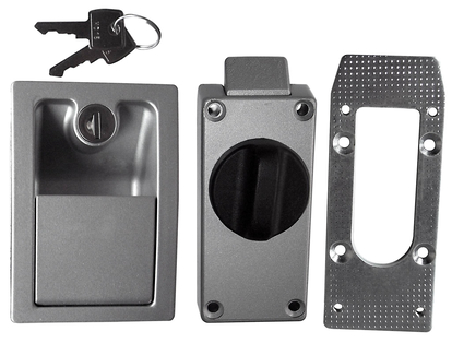 Das Böckmann Türschloß Set für Polyesteranhänger besteht aus: Türaußenschloss, Innenschloss, Zwischenplatte, Schrauben, 2x Schlüssel.