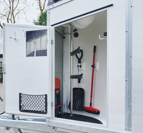 Sattelkammer mit ausziehbarem Sattelhalter und Netz/Spiegel für die Böckmann Pferdeanhänger.