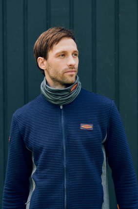 Mann trägt grauen Schlauchschal und blaue Sweatjacke mit Böckmann Logo aus der Böckmann Kollektion.