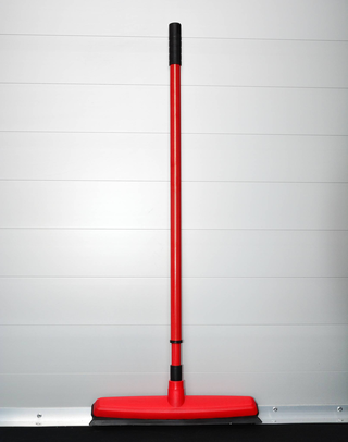 Besen mit Teleskopstiel für die Böckmann Pferdeanhänger.