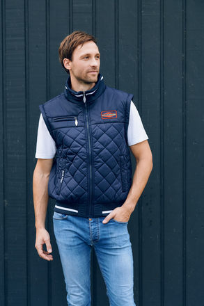 Mann trägt Böckmann Herren Blouson in blau als Westenvariante mit abnehmbaren Ärmeln aus der Böckmann Kollektion.