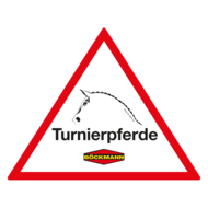 Böckmann Warnaufkleber ‚Achtung Turnierpferde‘ – dreieckig mit roter Umrandung, signalisiert deutlich Pferdetransport im Anhänger.
